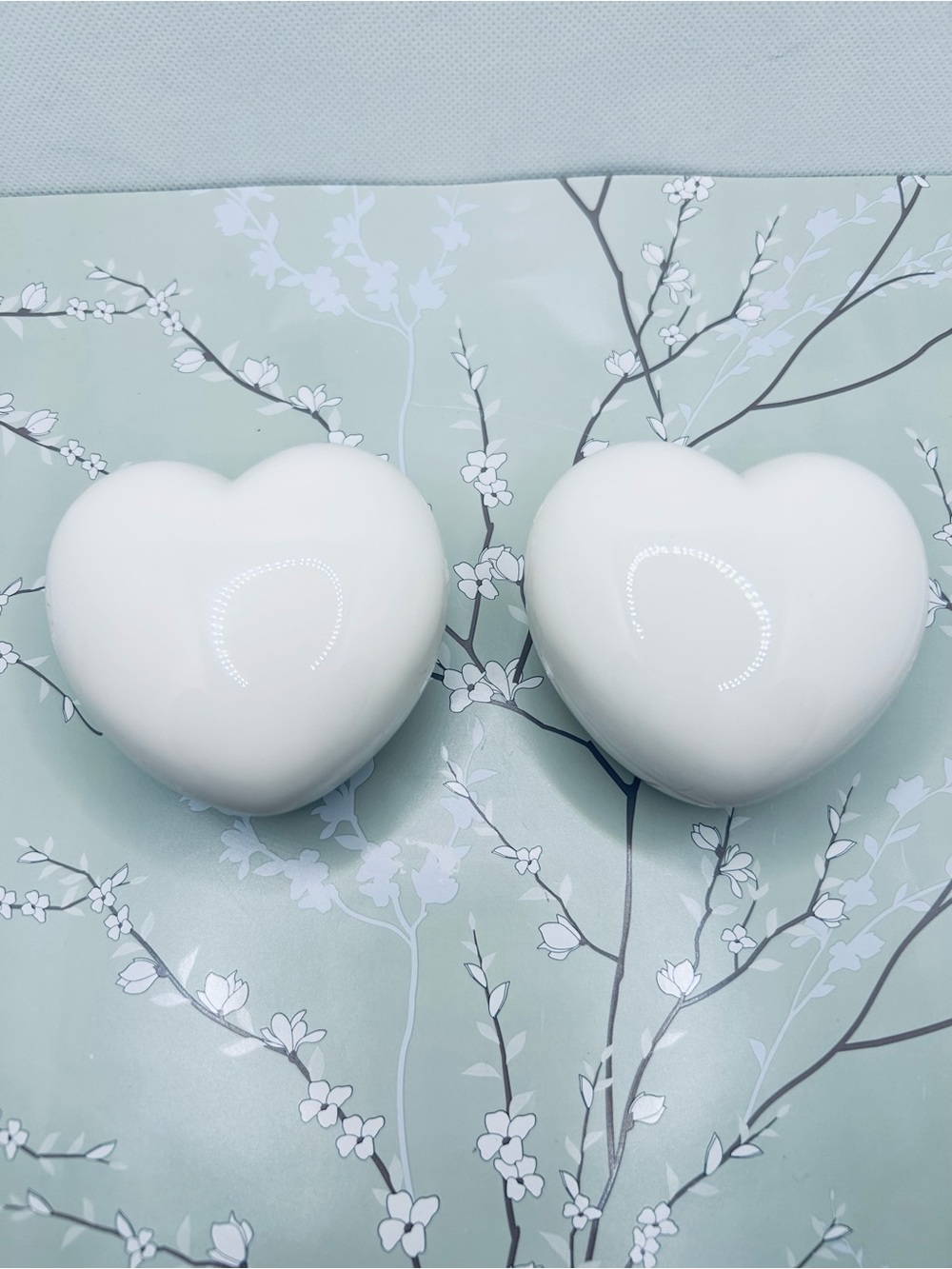 Beautiful Estee Lauder Heart-to-Heart set 2 Fragrance Candle Heart Shaped